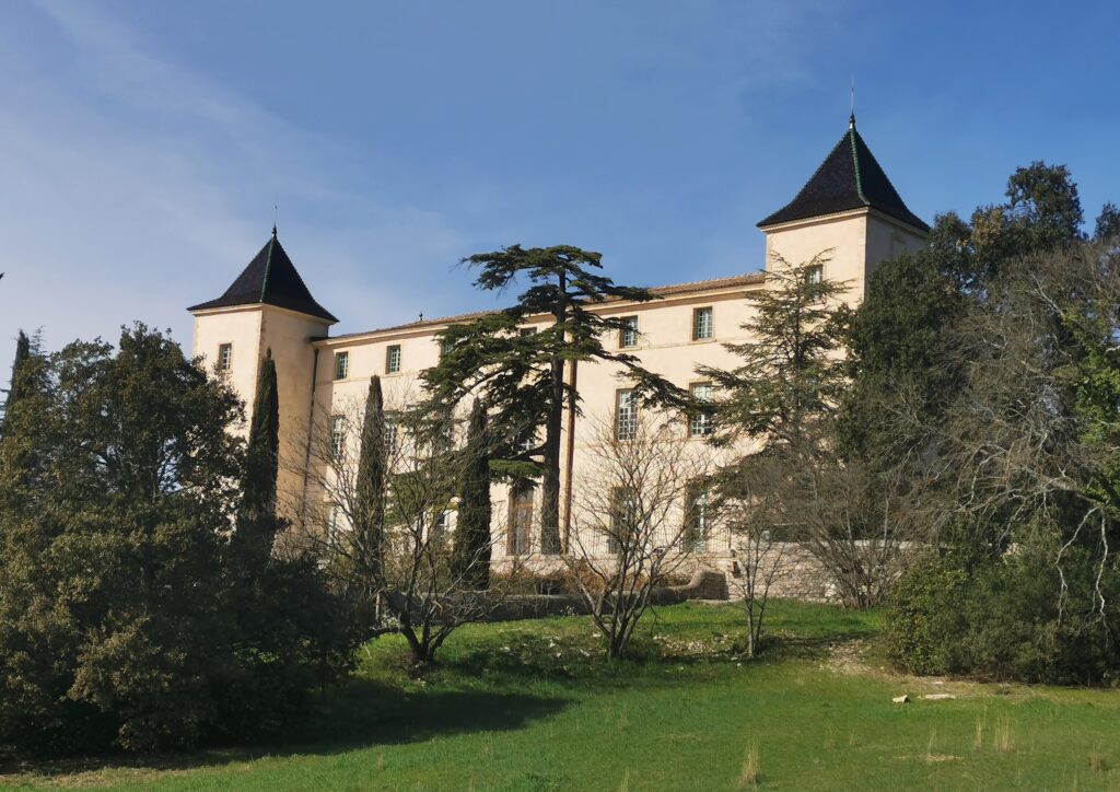 Vue en biais de la façade du château de Restinclières.