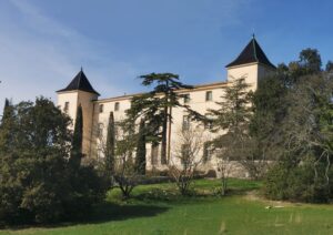 Vue en biais de la façade du château de Restinclières.